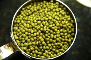 Take an appropriate amount of green beans, rinse with warm water