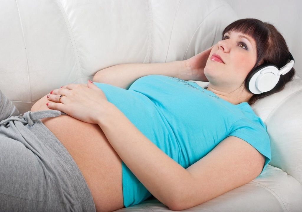 pregnant woman listen music